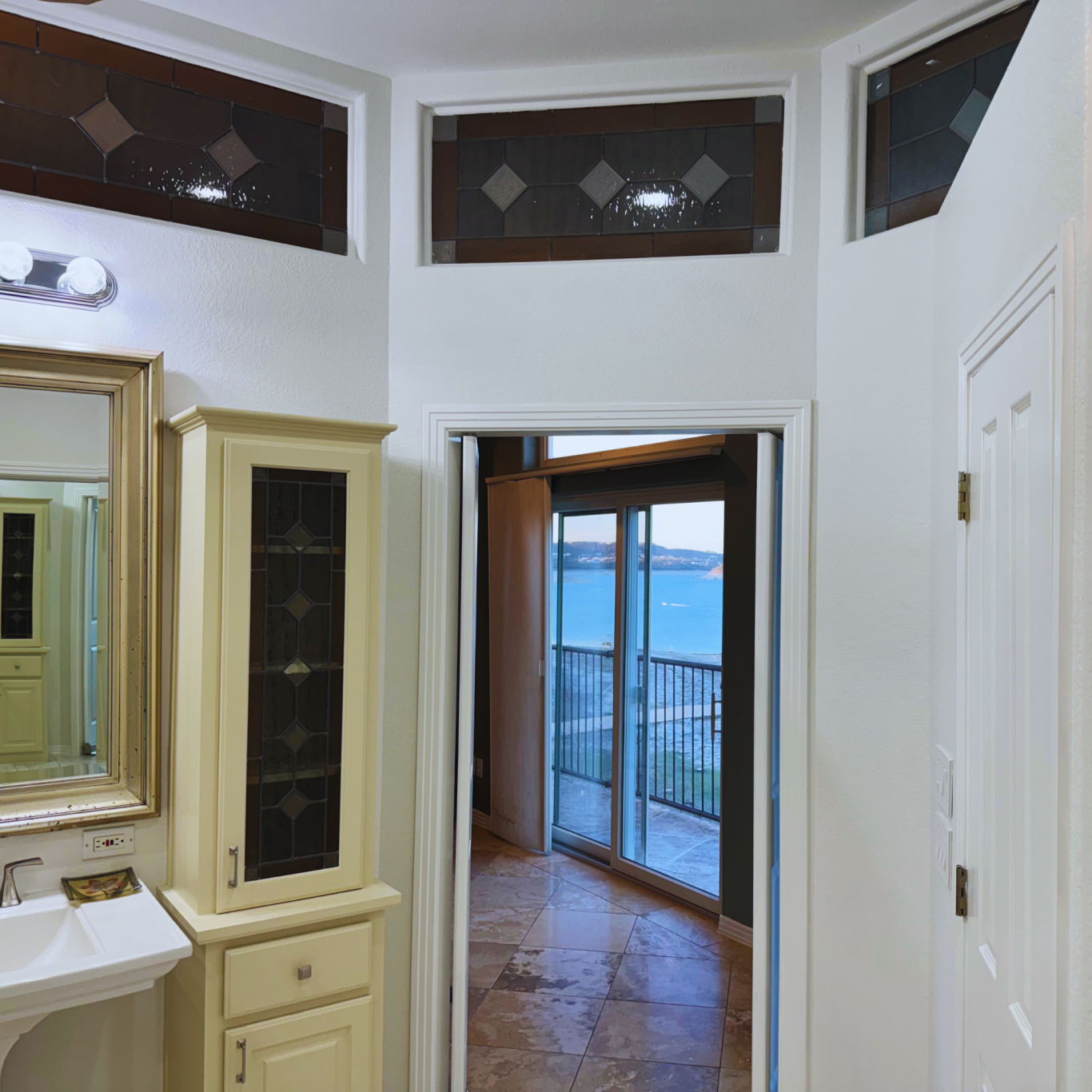 Bath for bedroom six (3rd floor)