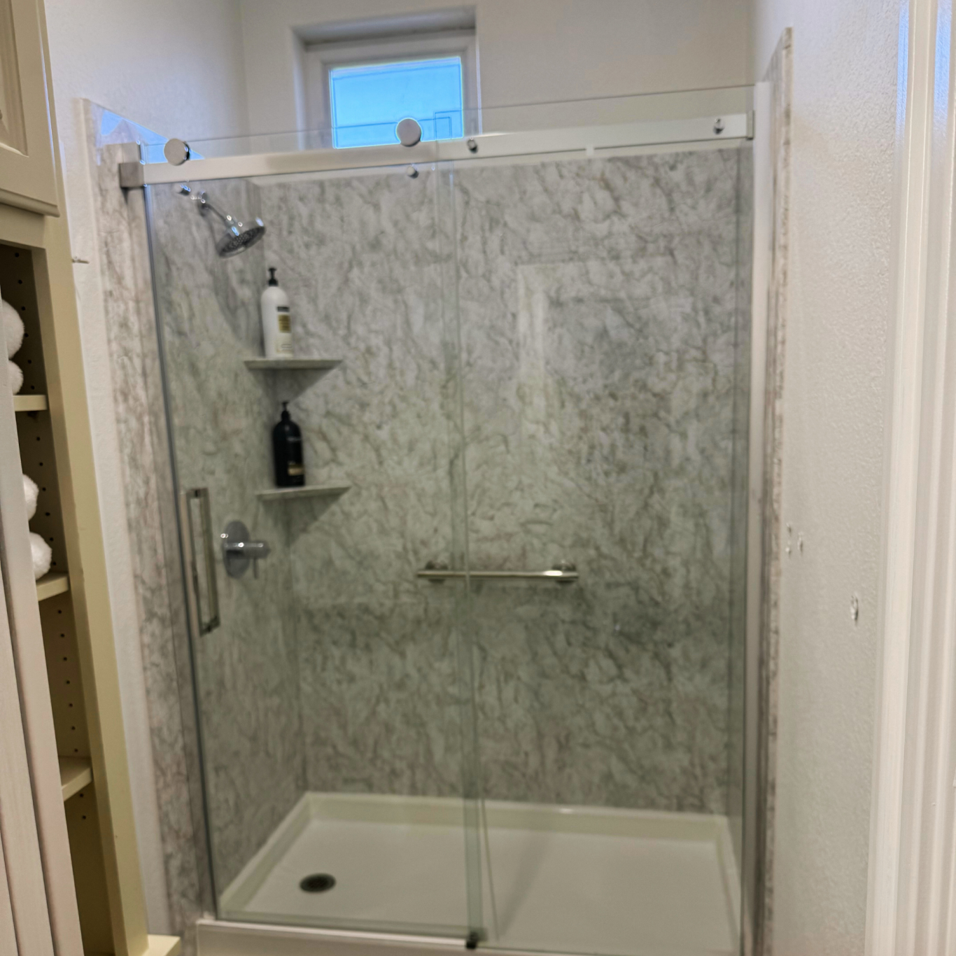 Shared shower for bedroom 2&3 (2nd floor)