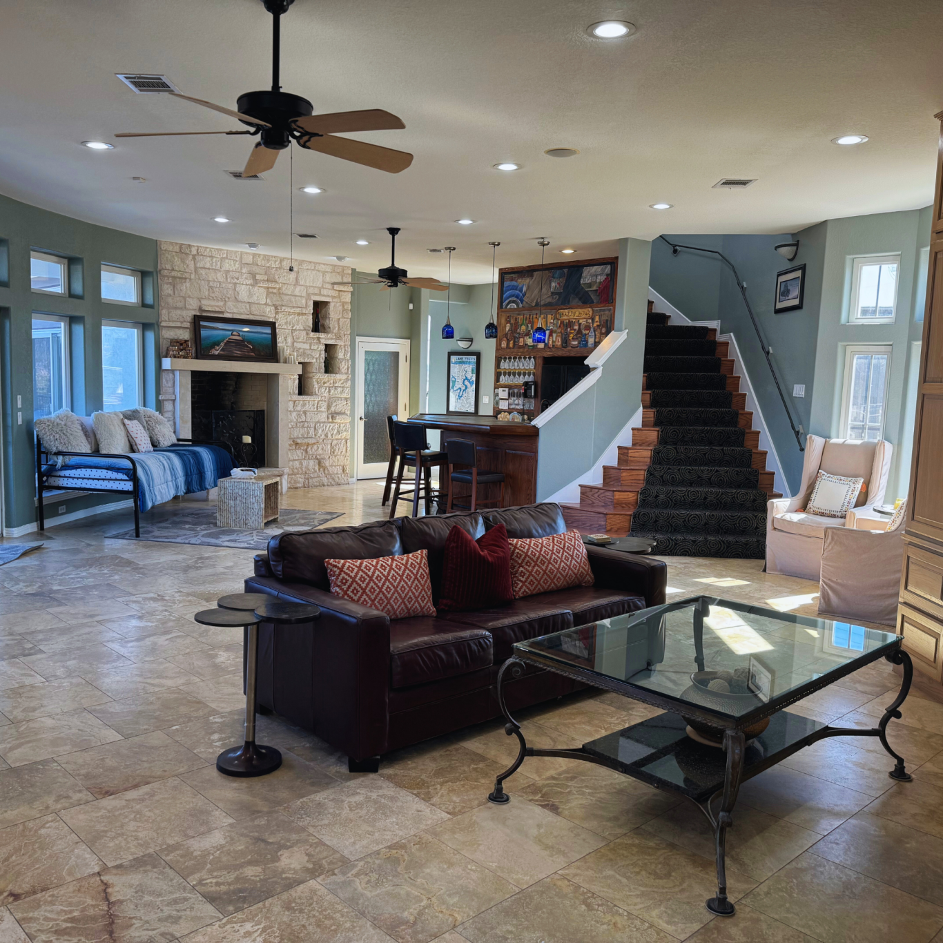 Living Area (2nd floor)