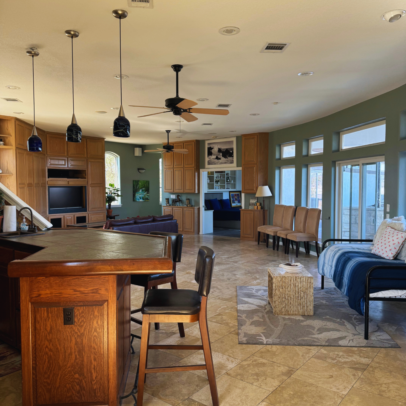 Bar area (2nd floor)